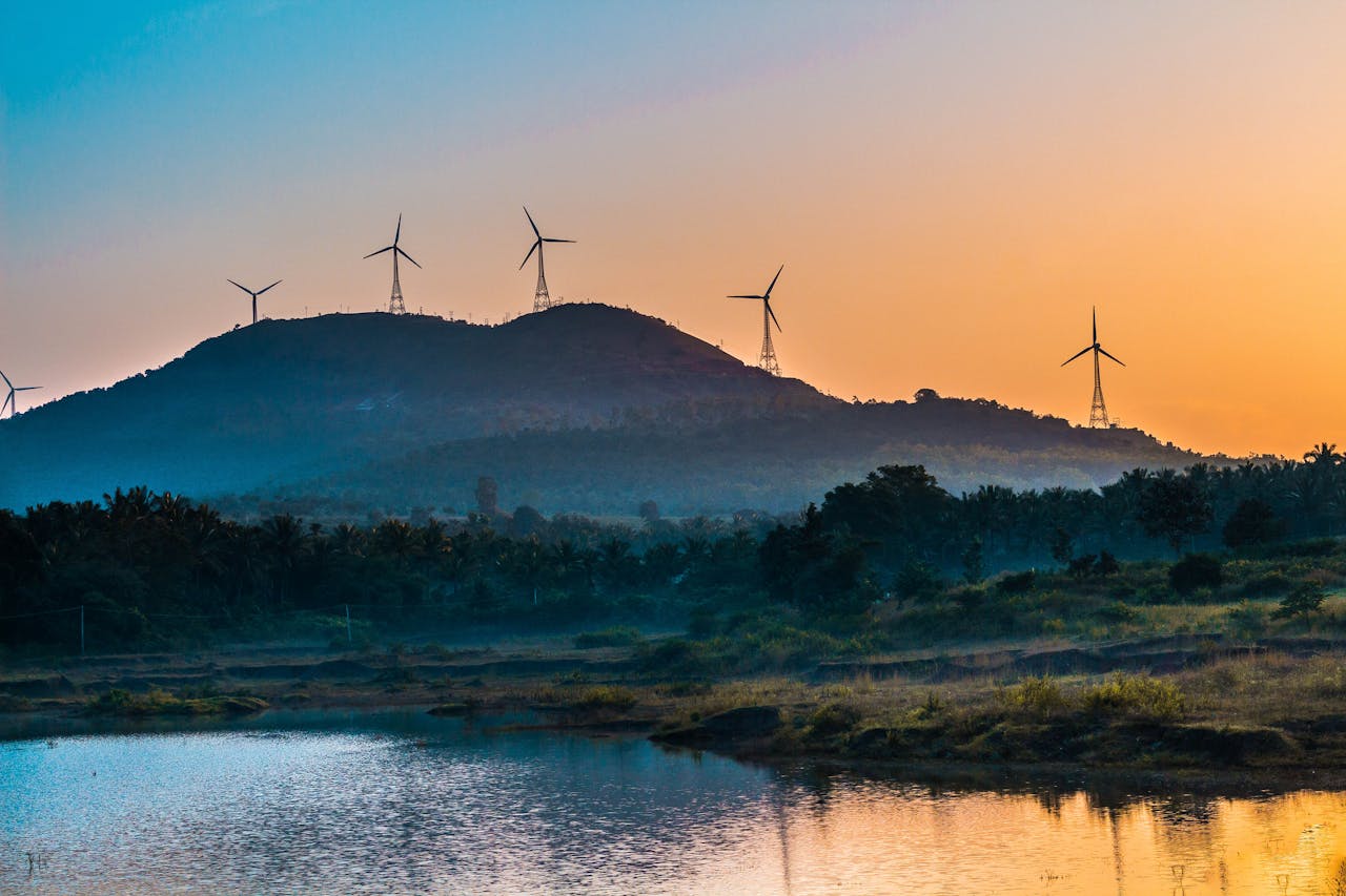 windräder am berg bei sonnenuntergang